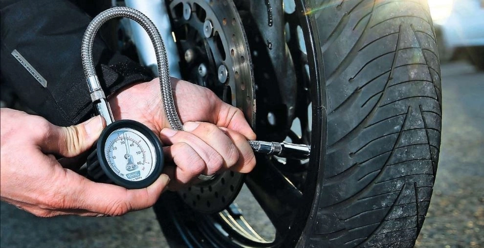 Kiểm tra áp suất lốp xe máy bằng đồng hồ đo áp suất
